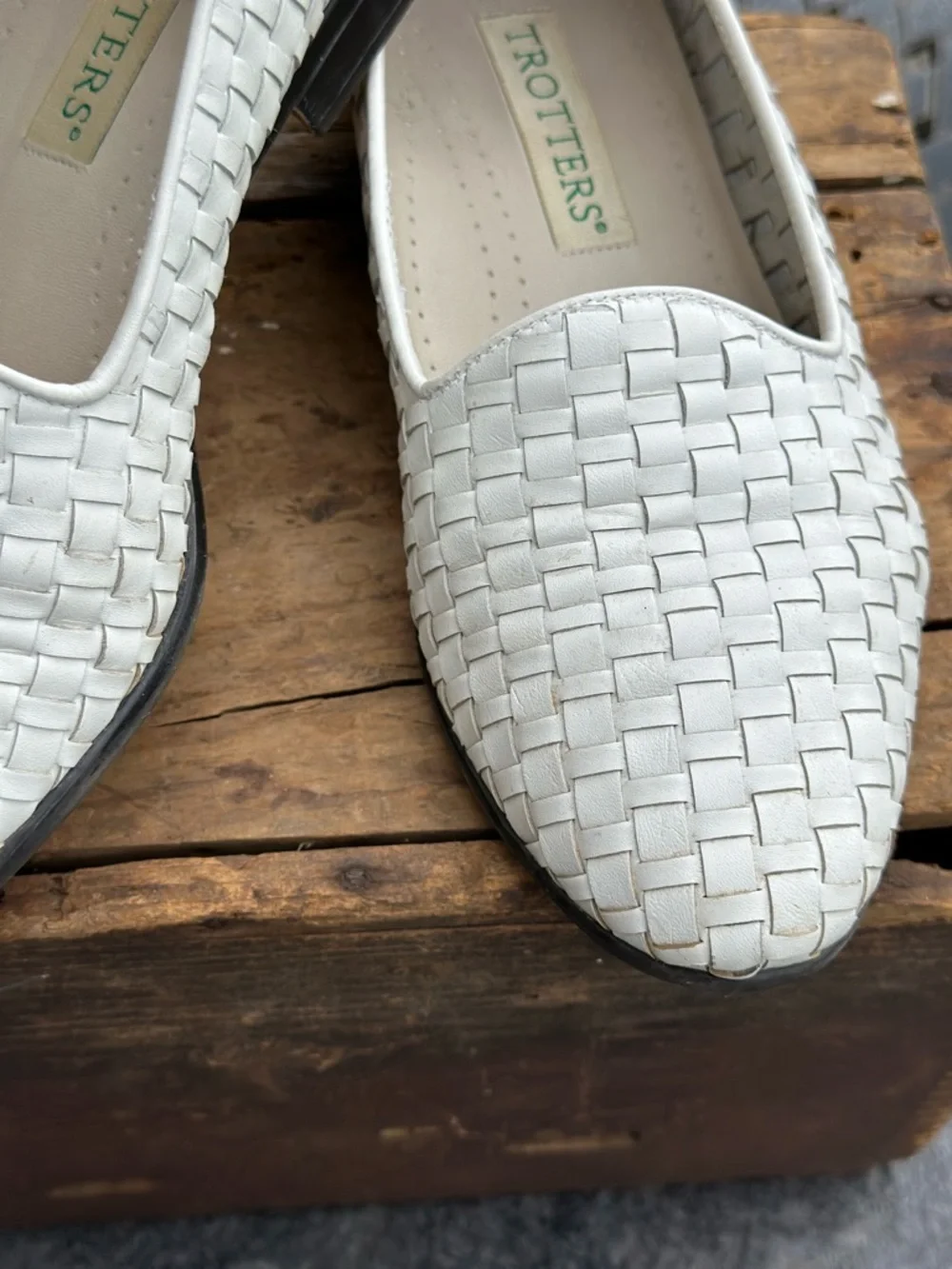 Trotters Basketweave Leather Flats White Loafers Comfort Chic Style